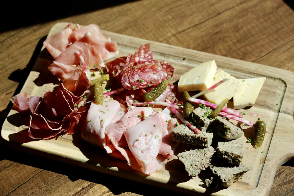 La planche apéro de l’auberge, garnie de charcuteries, fromage et condiments