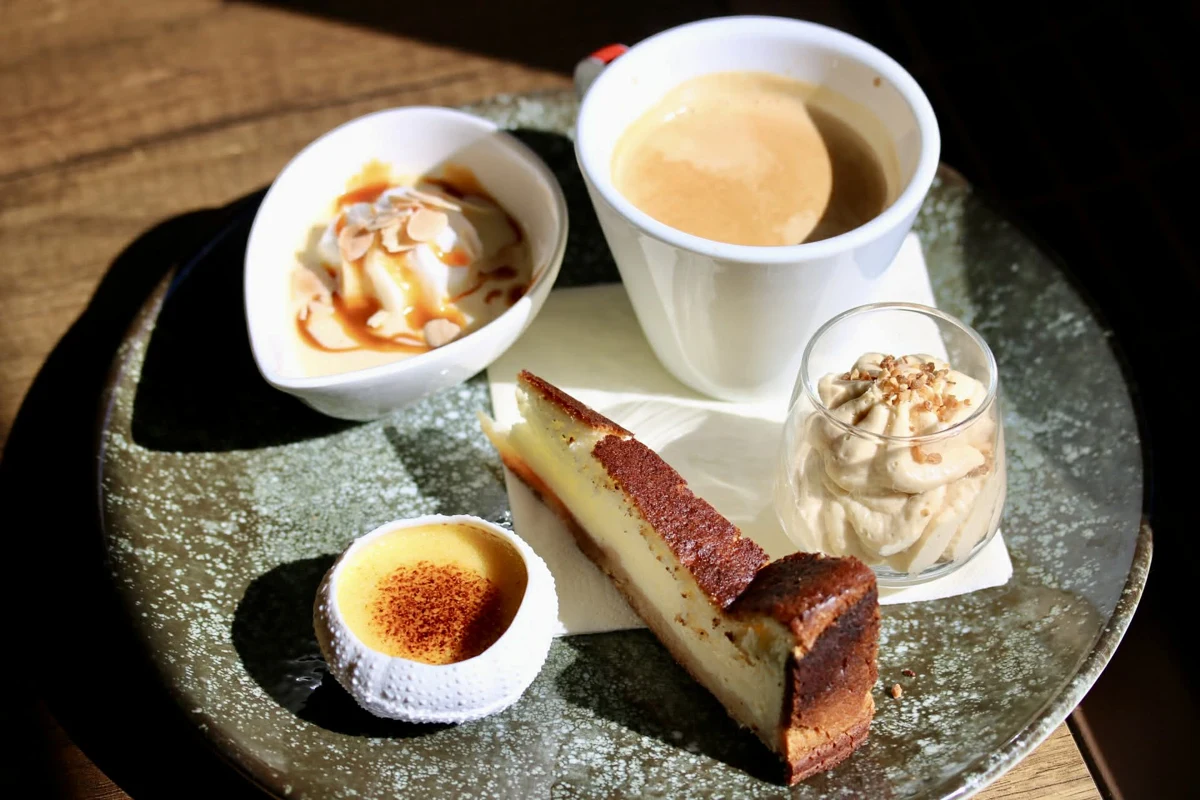 Un café gourmand accompagné de plusieurs desserts