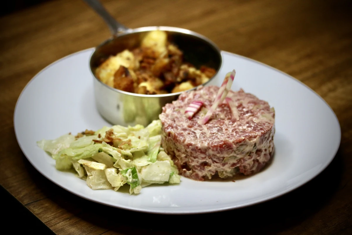 Le tartare de bœuf de l’auberge, dressé sur une assiette