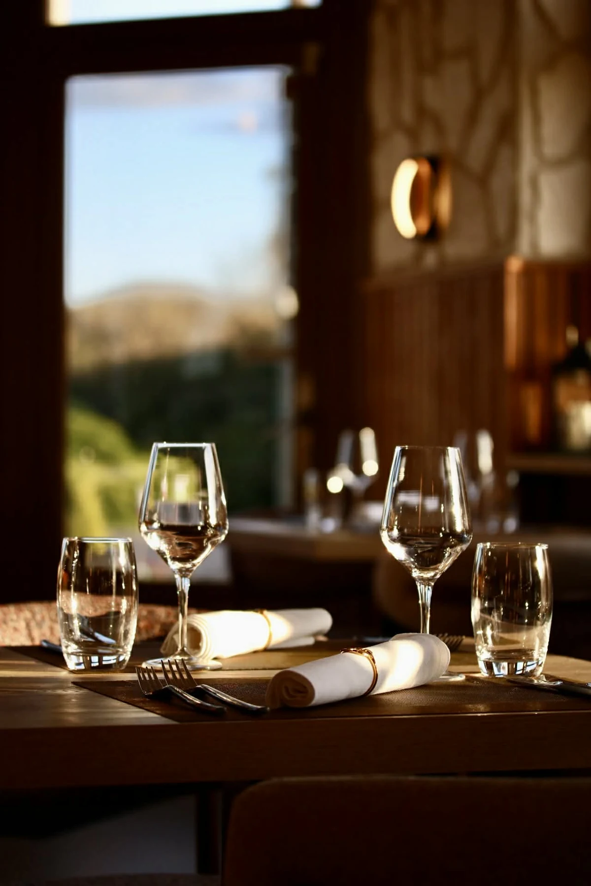 Une table dressée dans la salle chaleureuse de l’Auberge du Vinsberg