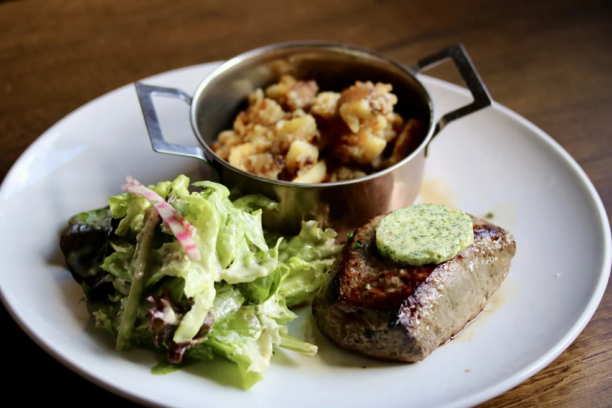 Une assiette de la cuisine de l’auberge